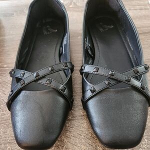 Report Serena Size 8.5 Black Studded Women's Flats